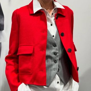 ✨ Farby, ktoré rozžiaria deň a kúsky, ktoré sa nosia samé ✨ Šedá vesta so štýlovou blúzkou tvorí krásny základ, ktorý...